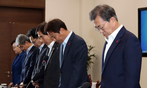 문재인 대통령이 4일 오후 청와대 여민관에서 열린 수석
