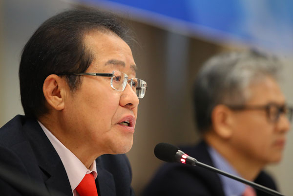 홍준표 자유한국당 대표가 5일 오전 서울 중구 태평로 프레스센터에서 열린 관훈클럽 초청 토론회에 참석해 