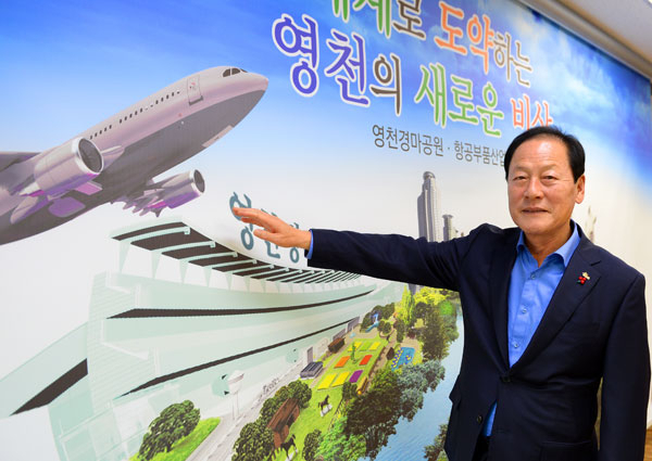 김영석 영천시장이 5일 시장실에서 보잉 항공전자 MRO센터, 항공전자시스템기술센터 등 영천 항공산업 인프라에 대해 설명하고 있다. 민병곤 기자