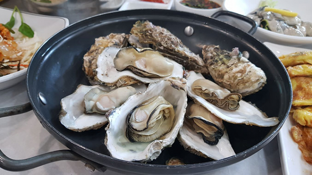 굴 삼겹살 구이로 유명한 통영 굴 코스 요리.