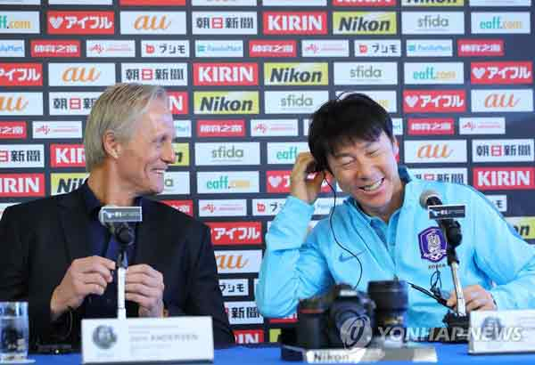 신태용 한국 축구대표팀 감독이 7일 일본 도쿄에서 2017 동아시아축구연맹(EAFF) E-1 챔피언십이 열리기 앞서 진행된 공식 기자회견에 참석, 북한 대표팀을 이끄는 예른 안데르센 감독과 웃으며 대화를 나누고 있다. 연합뉴스