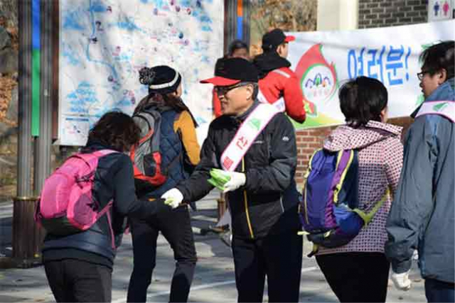 대구시는 지난달부터 내년 5월까지 산불 방지를 위한 비상근무체제에 들어갔다. 대부분 입산자 실화로 발생하는 산불을 예방하기 위해 시민을 대상으로 캠페인을 벌이고 있는 모습. 대구시 제공