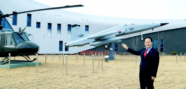 국내 최초로 영천시 녹전동에 들어선 항공전자시스템기술센터는 항공전자 부품의 시험평가, 인증, 연구개발 등을 담당한다. 김영석 영천시장이 항공전자시스템기술센터 앞에서 항공전자산업 인프라에 대해 설명하고 있다. 영천시 제공