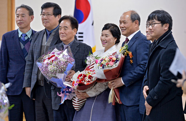 29일 오전 대구시청에서 회의실에서 열린 2017년 하반기 퇴임식에서 가슴에 꽃을 단 퇴직자들이 가족 및 동료들과 함께 기념촬영을 하고 있다.김영진 기자 kyjmaeil@msnet.co.kr