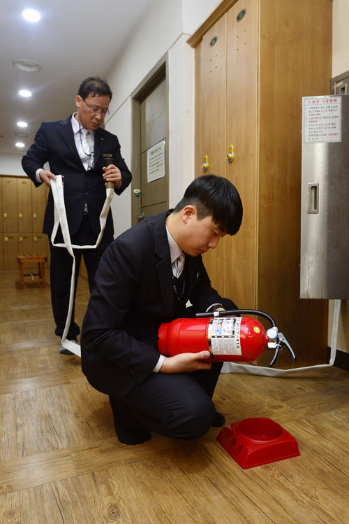 대구 강서소방서 예방안전과 직원들이 달서구의 한 복합스파시설을 방문해 소화기 등 소방시설을 점검하고 있다. 성일권 기자 sungig@msnet.co.kr