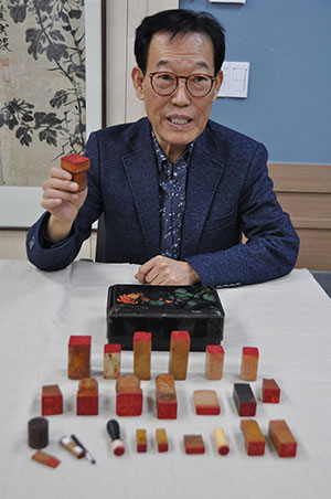 석재서병오기념사업회 장하석 회장이 기증받은 석재 낙관을 들어보이고 있다.