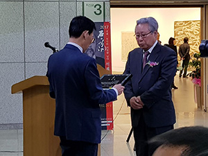 석재 낙관을 기증한 서기호(오른쪽) 씨가 석재기념사업회로부터 감사패를 받고 있다.