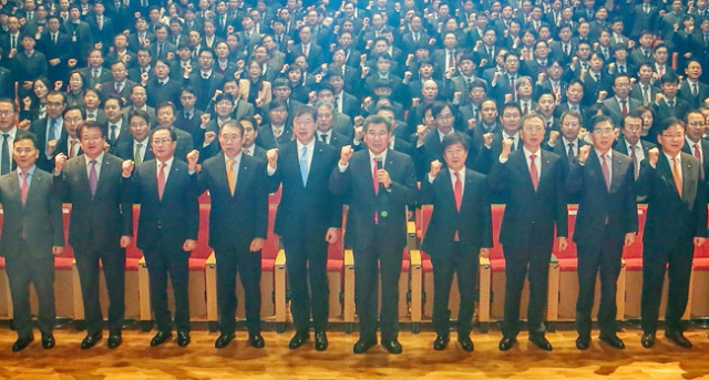 2일 대구 칠성동 제2본점에서 열린 DGB금융그룹 시무식에서 박인규 은행장과 임직원들이 새해 목표를 다짐하고 있다. 대구은행 제공