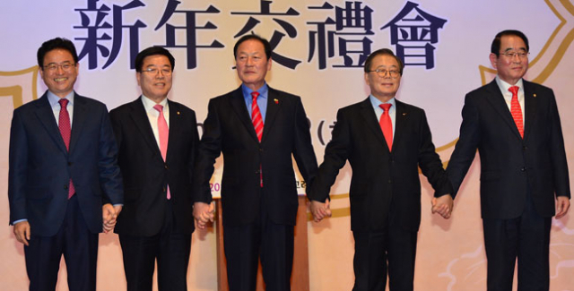 6·13 지방선거를 앞두고 경상북도지사 출마 예정자인 이철우(왼쪽부터) 자유한국당 최고위원과 김광림 자유한국당 국회의원, 김영석 영천시장, 남유진 구미시장, 박명재 자유한국당 국회의원이 손을 잡은 채 선의의 경쟁을 다짐하고 있다. 정운철 기자 woon@msnet.co.kr