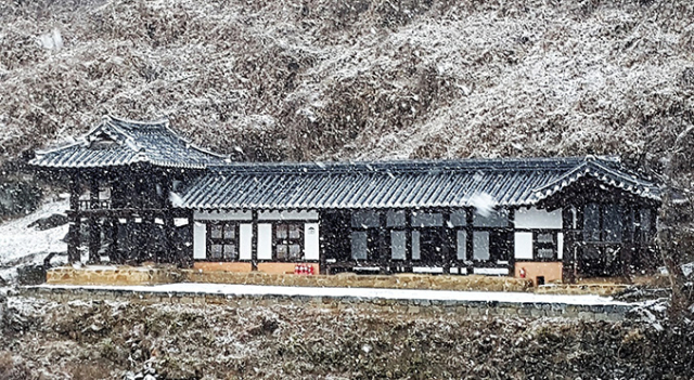 이지당은 강 건너편에서 보면 더욱 멋있다. 눈 내린 이지당은 환상적이며 평온하다.