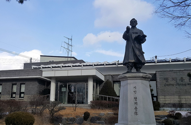 정지용 생가 옆에는 그의 삶과 문학을 이해하고 작품을 감상할 수 있는 