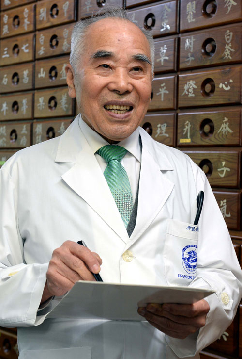 세계 최초로 한방종합병원을 설립하고, 한의사로서 최초의 한의과대학을 설립한 변정환 대구한의대 명예총장은 