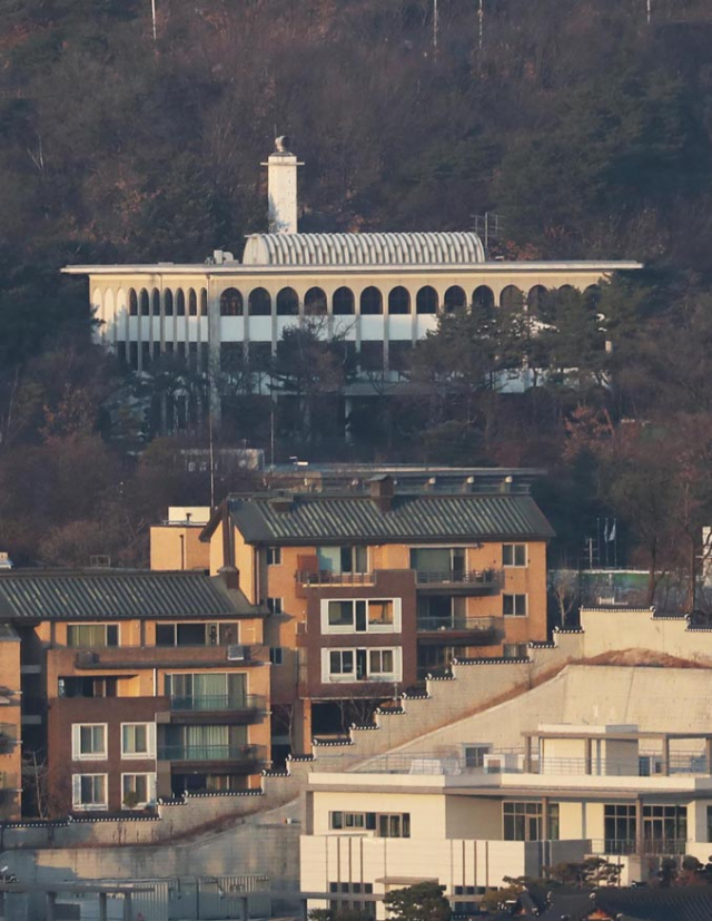 분주한 통일부, 고위급회담 대비 착수 북한이 오는 9일 남북고위급회담 개최에 동의하면서 남북 관계 주무 부처인 통일부가 회담 준비에 박차를 가하고 있다. 5일 오후 서울 종로구 통일부 남북회담본부 모습.