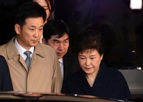 박근혜 전 대통령(오른쪽)과 유영하 변호사(왼쪽). 연합뉴스