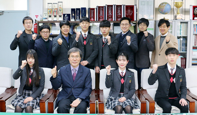 2017년 공무원 시험에 합격한 경북공고 학생들과 지도 교사들. 경북공고 제공
