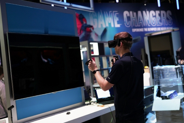 CES 2018에서는 4천 개 이상의 글로벌 기업과 스타트업이 참가. 인공지능(AI), 자율주행차, 스마트 홈, 로봇 등 다양한 기술을 공개한다. CES 개막에 앞서 인텔 전시 부스를 준비하는 직원의 모습. 연합뉴스