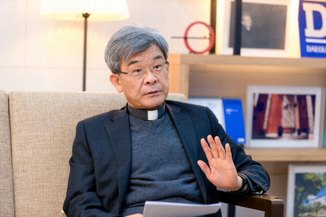 사진 = 김정우 대구가톨릭대 총장이 6일로 취임 1주년을 맞았다. 김 총장은 지난 1년간 교양교육과 인성교육에 방점을 둔 교육철학을 펼쳐왔다. 대구가톨릭대 제공