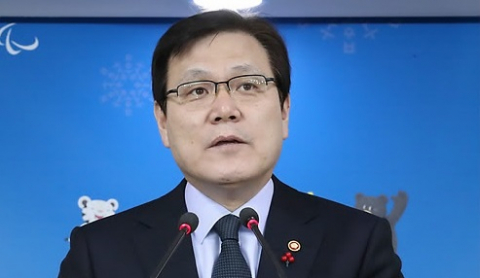 최종구 금융위원장이 8일 오후 서울 세종로 정부서울청사 브리핑룸에서 \