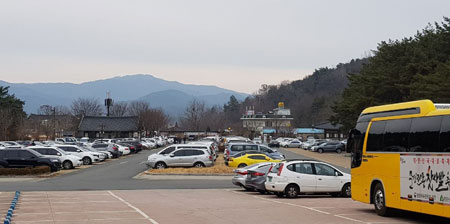 새해 첫 주말과 휴일이었던 6일과 7일 하회마을에는 관광객들이 몰려들었으나 하회탈춤 공연이 취소되면서 항의하는 소동이 빚어졌다. 차량이 꽉 들어찬 하회마을 주차장. 엄재진 기자