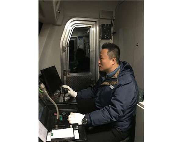 출발 준비하는 기관사 손대성 씨.