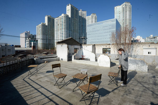 대구 북구 고성동의 한 근대 공장 건물 옥상을 카페로 리모델링하는 공사가 한창이다. 침산·고성동 일대에는 근대적인 모습이 남아 있는 공장