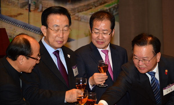 여창환(왼쪽부터) 매일신문 사장과 김관용 경상북도지사, 홍준표 자유한국당 대표, 김부겸 행정안전부 장관이 건배를 하며 신년 덕담을 나누고 있다. 정운철 기자