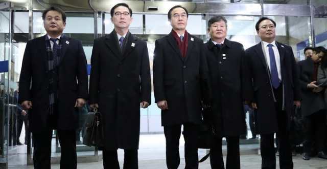 남북 고위급 회담이 열리는 9일 오전 서울 종로구 통일부 남북회담본부에서 수석대표인 조명균 통일부 장관(가운데)을 비롯한 대표단이 회담 장소인 판문점 평화의 집으로 출발하고 있다. 왼쪽부터 안문현 국무총리실 심의관, 천해성 통일부 차관, 조명균 장관, 노태강 문화체육관광부 2차관, 김기홍 평창 동계올림픽대회 및 동계패럴림픽대회 조직위원회 기획사무차장.
