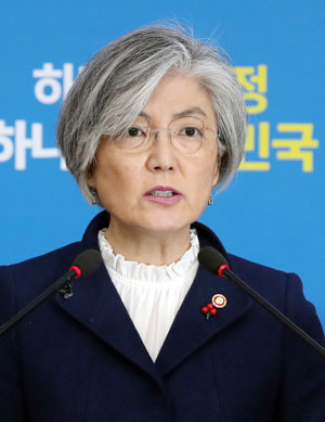 강경화 외교부 장관이 9일 오후 서울 종로구 외교부 청사에서 한일 위안부 합의 처리 방향에 대한 정부 입장을 발표하고 있다. 2018.1.9 연합뉴스