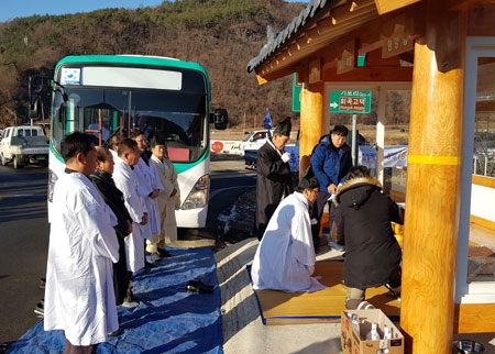 지난해 7월 청기터널 개통으로 일월면과 입암면으로 우회하면서 불편을 주던 시내버스가 직통운행, 주민 숙원이 해결된 가운데 주민들은 새해 벽두부터 자축연과 무사고 운행 기원제를 마련해 주민 안녕을 빌었다. 영양군 제공