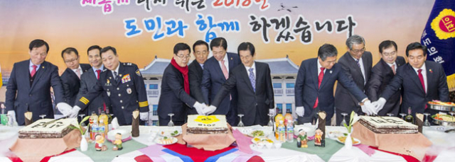 경상북도의회는 9일 도의회 1층 로비에서 신년교례회를 열고 