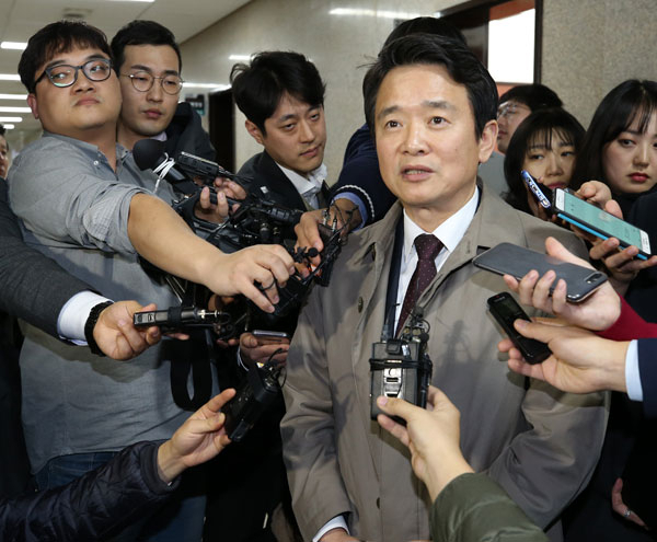 바른정당 소속 남경필 경기지사가 9일 오후 국회에서 열린 의원총회에 참석한 뒤 탈당과 관련해 취재진의 질문에 답하고 있다. 연합뉴스