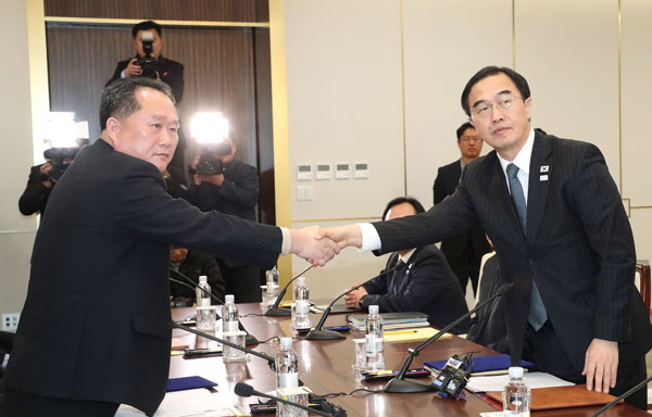 조명균 통일부 장관(오른쪽)과 리선권 조국평화통일위원회 위원장이 9일 판문점 남측 평화의 집에서 열린 남북 고위급회담 종료회의에서 공동보도문을 교환한 뒤 악수하고 있다. 사진공동취재단