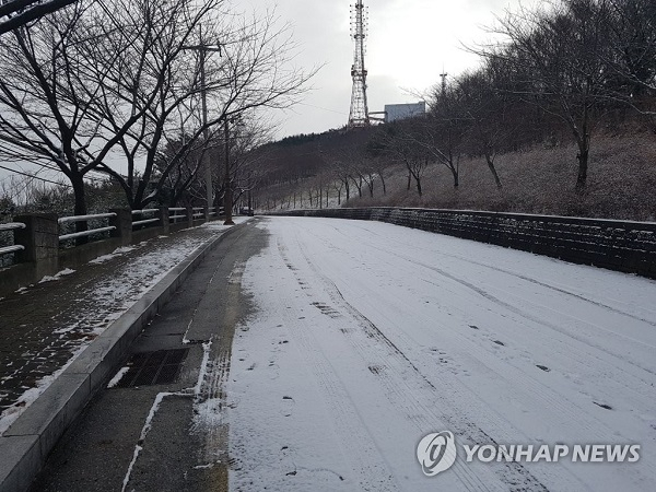 부산 눈 재난문자 / 사진출처 - 연합뉴스