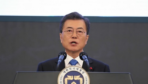문재인 대통령이 10일 오전 청와대 영빈관에서 열린 신년 기자회견에 앞서 새해 국정운영 구상이 담긴 신년사를 발표하고 있다. 자료사진 연합뉴스