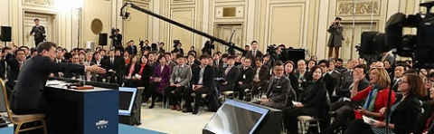문재인 대통령이 10일 오전 청와대 영빈관에서 열린 신년 기자회견에서 질문을 하기 위해 손을 든 기자를 지명하고 있다. 자료사진 연합뉴스