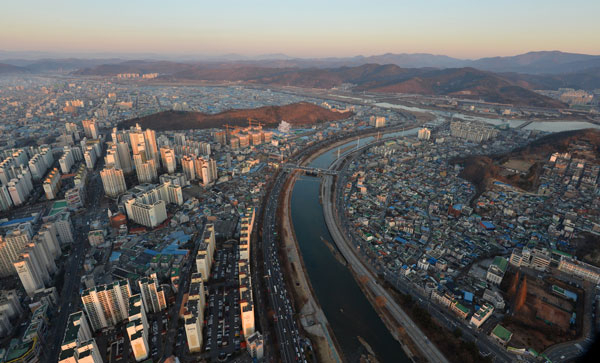 금호강(위쪽 가로 방향)과 신천(아래부터 세로 방향)이 만나는 금호강