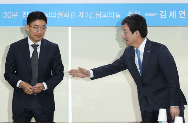 바른정당 유승민(오른쪽) 대표가 10일 오전 국회 의원회관에서 열린 의료 분야에서의 블록체인 활용방안 정책간담회에서 김세연 의원에게 악수를 청하고 있다. 김 의원은 전날 바른정당 탈당 선언과 함께 곧바로 자유한국당 복당 입장을 밝혔다. 연합뉴스