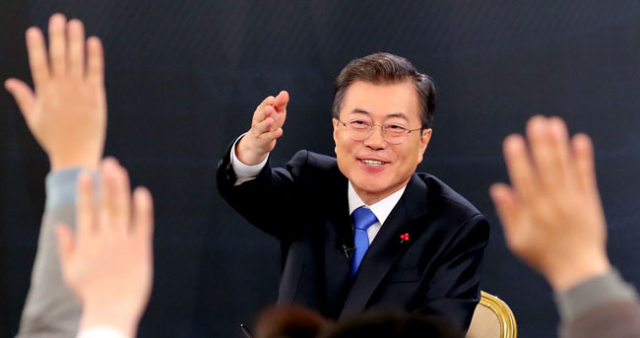 문재인 대통령이 10일 오전 청와대 영빈관에서 열린 신년 기자회견에서 질문하기 위해 손을 든 기자 중에서 질문자를 지명하고 있다. 이날 기자회견은 사전에 질문과 질문자를 정하지 않고 대통령이 직접 질문자를 지명하는 방식으로 진행됐다. 연합뉴스