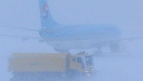 폭설이 쏟아진 11일 오전 제설차량이 제주국제공항 활주로에서 눈을 치우고 있다. 연합뉴스