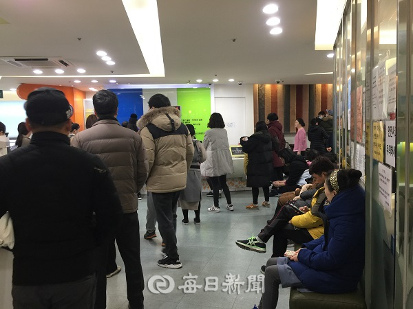 지난 주말 일요일에 진료하는 대구 시내 한 소아과가 환아와 보호자로 북새통을 이루고 있다. 매일신문 독자 제공.