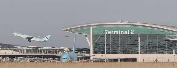 12일 오후 개장식 행사가 열린 인천공항 제2여객터미널 위로 대한항공 항공기가 이륙하고 있다. 인천공항 제2여객터미널은 18일부터 운영한다. 연합뉴스