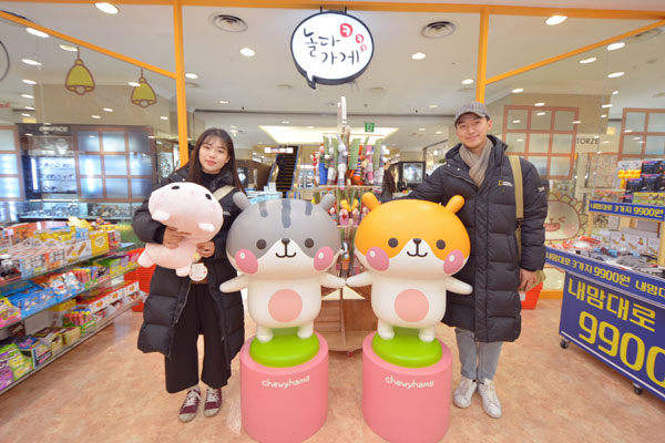 웹툰을 기반으로 한 신개념 체류형 매장으로 11일 대구백화점 본점 1층에 문을 연 