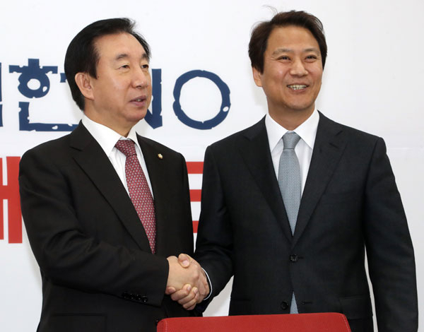 김성태 자유한국당 원내대표와 임종석 대통령 비서실장이 12일 국회에서 만나 악수하고 있다. 연합뉴스