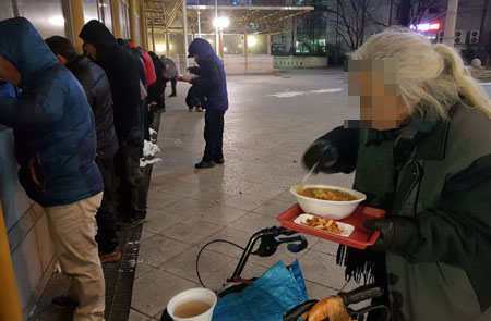 11일 오후 6시 10분쯤 대구역 3번 출구 인근 광장에서 노숙인들이 선 채로 음식을 먹고 있다. 한모(64
