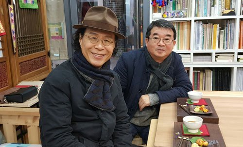 시로 인연을 맺어 사돈이 된 안도현(오른쪽)
