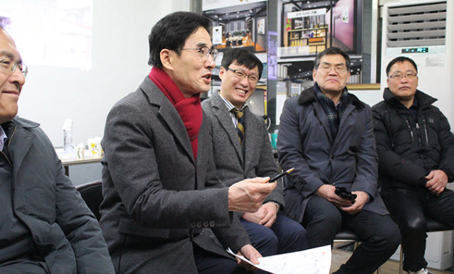 김장주 경상북도 행정부지사가 13일 문경중앙시장 청년몰을 찾아 청년창업자, 시장 상인들과 청년몰 활성화 해법과 관련한 다양한 의견을 나누고 있다. 경북도 제공