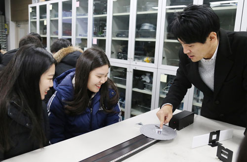 경북대 오픈캠퍼스 행사에서 고등학생들이 물리학과 전공 체험을 하고 있다. 경북대 제공