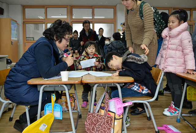 지난해 대구 이곡초등학교에서 열린 예비소집에 참여한 어린이들이 1학년 교실에서 선생님을 만나 인사하고 있다. 매일신문 DB