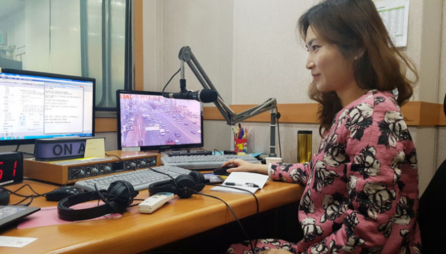 11일 오전 7시 20분쯤 TBN 대구교통방송 사옥 3층 방송실에서 박지형 리포터가 