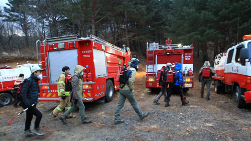 14일 오후 양양군 양양읍 화일리에서 발생한 산불이 9시간여 만에 진화된 가운데 설악산사무소 직원들이 잔불정리에 투입되고 있다. 연합뉴스